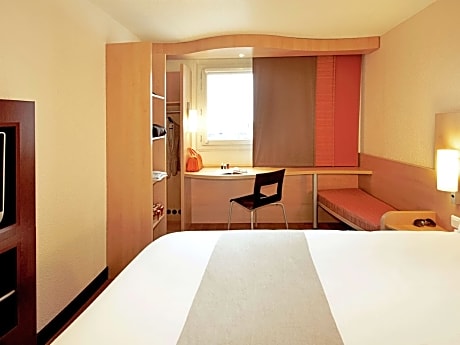 Room with 1 double bed (63 x 79 in [160 x 200 c m]), new sleep-easy concept
