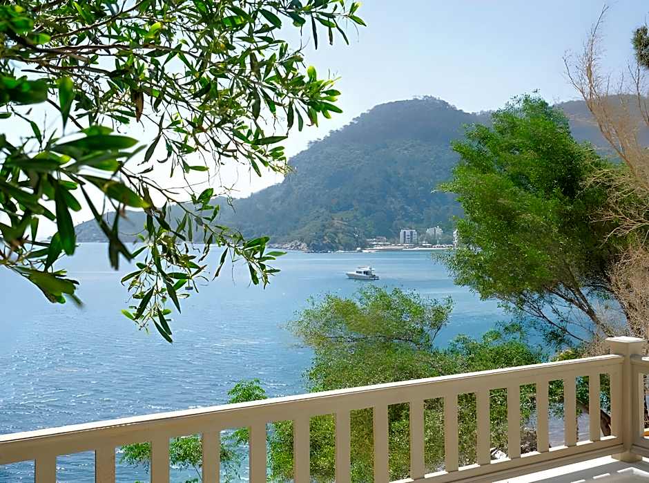 Perios Beach House - Adults Only