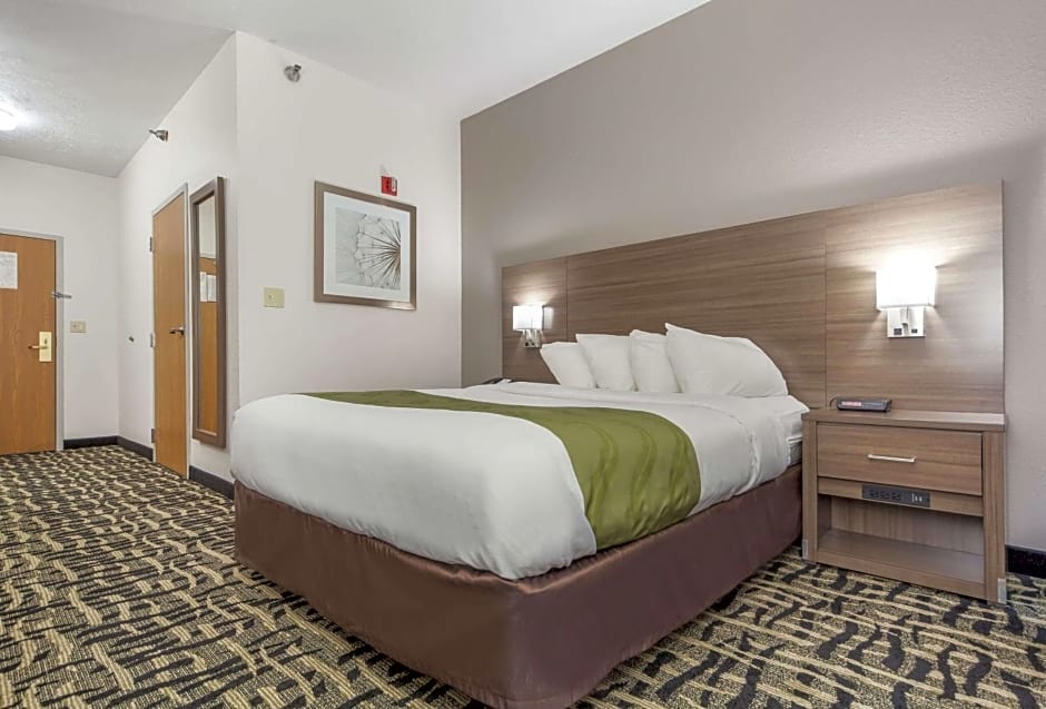 Quality Inn & Suites West Omaha - NE Linclon