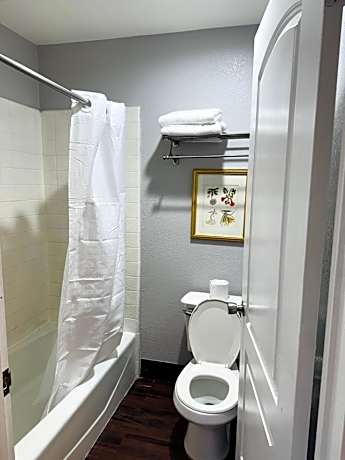 1 Queen Bed Mobility Accessible Room Bathtub w/ Grab Bars Non-Smoking