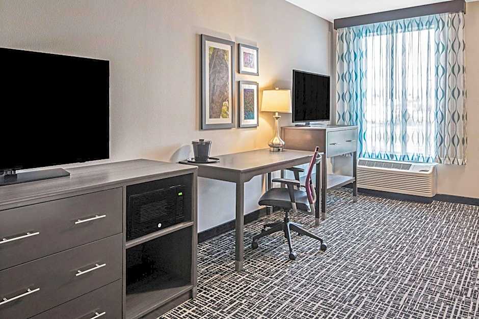 La Quinta Inn & Suites by Wyndham McAllen La Plaza Mall