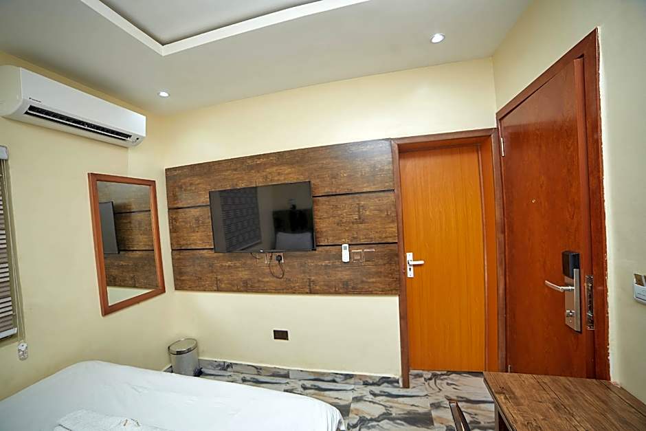 Foto 1 de 3 de Studio
