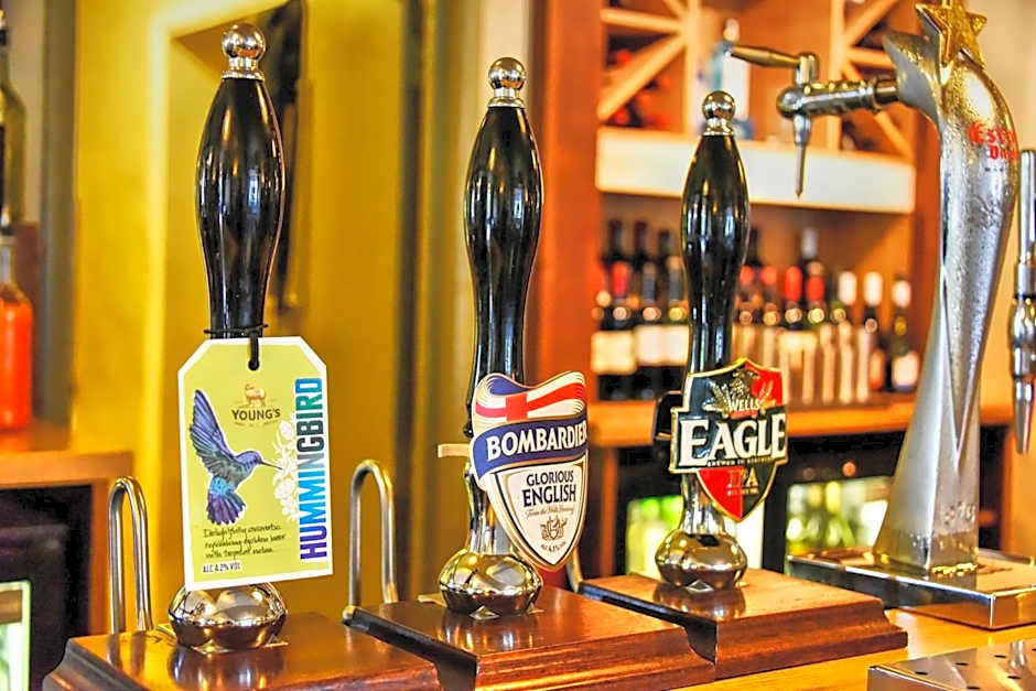 Narrowboat at Weedon