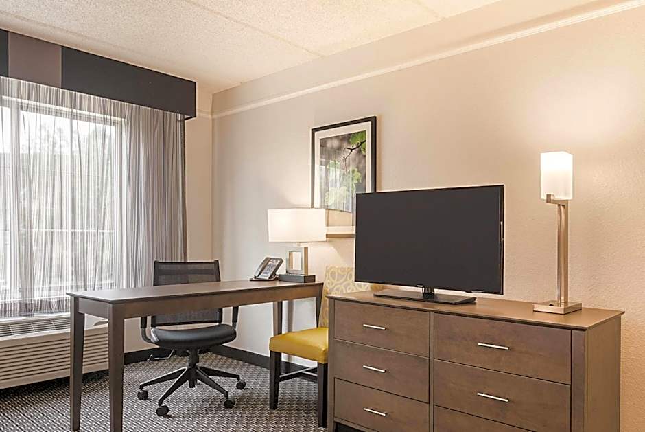 La Quinta Inn & Suites by Wyndham Atlanta Perimeter Medical Center