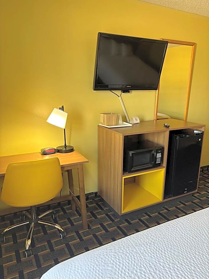 Days Inn by Wyndham Park City Kansas