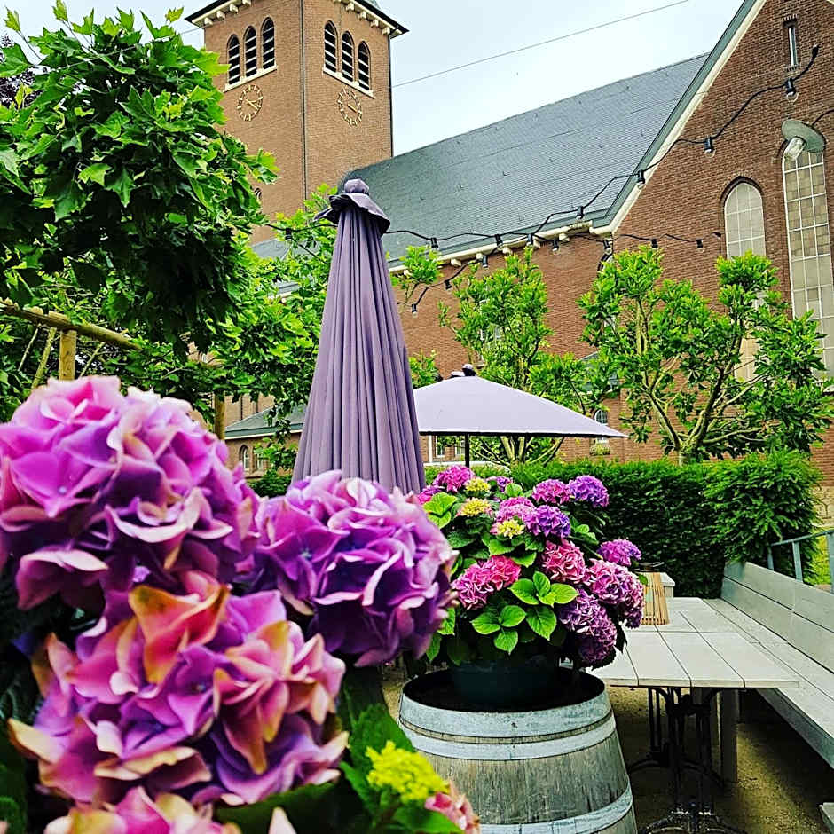 Hotel Au Nom De Dieu