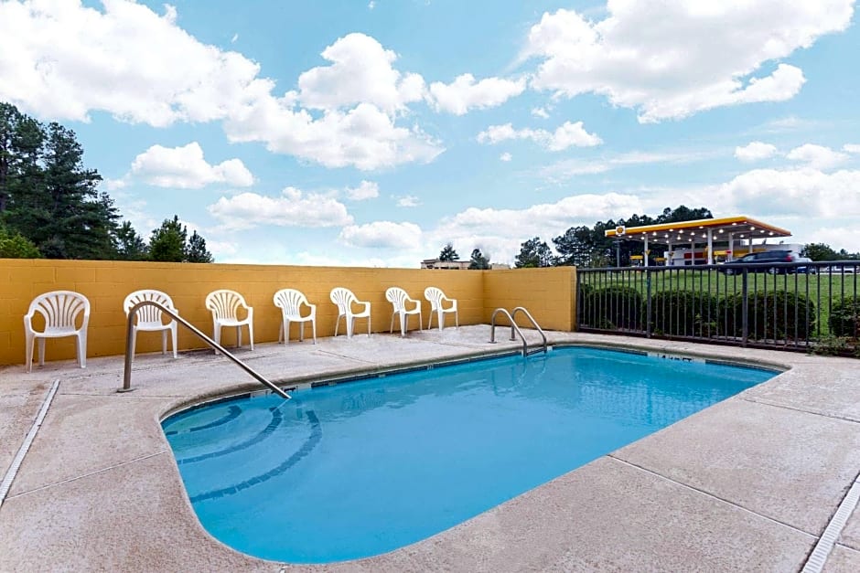 Super 8 by Wyndham Orangeburg Near I-26