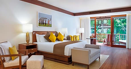 One-Bedroom Poolside Suite