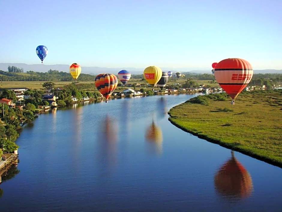 KITNET S1 em TORRES-RS - Na mais bela praia Gaúcha - Cozinha - Banheiro - Ar condicionado - TV e Wi-Fi - Estacionamento - Anfitriã Superhost no BnB