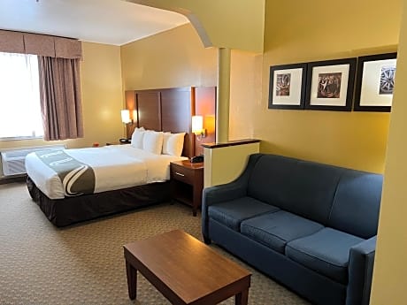 King Suite with Whirlpool Bath - Accessible/Non-Smoking