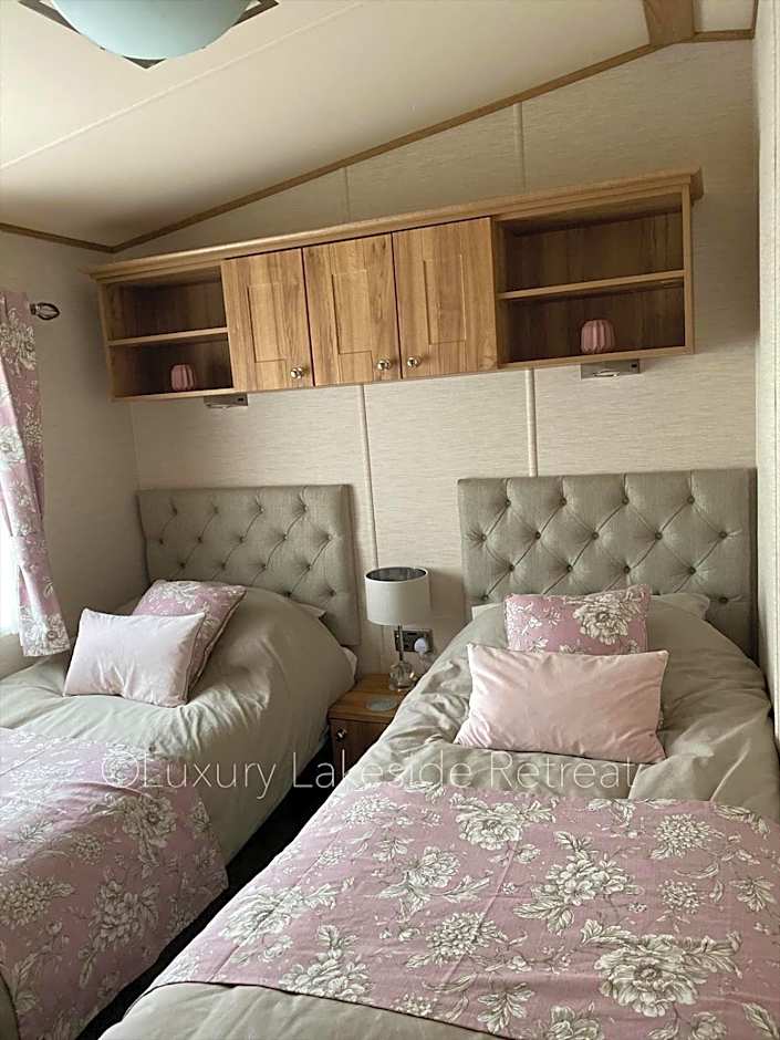 Lakeside Retreat With Hot Tub & Fishing Peg at Tattershall Lakes Country Park