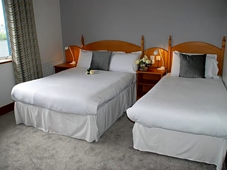 Double or Twin-Classic-Ensuite with Shower-Street View