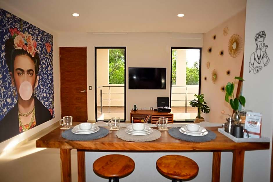 Frida's Artsy Condo with own mural, outdoor tub & rooftop pool