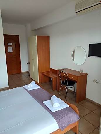 Studio (2 Adults + 1 Child)