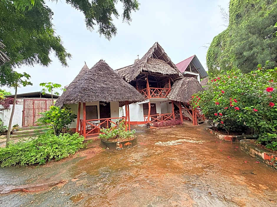 Tropinest bungalows & hostel