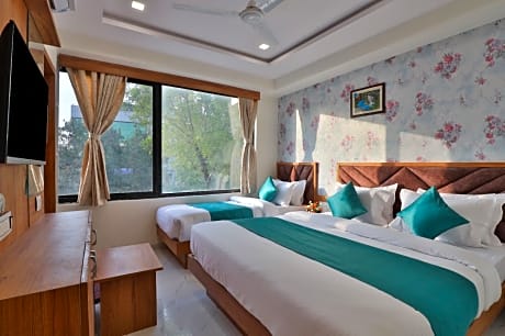 Deluxe Triple Room with Window