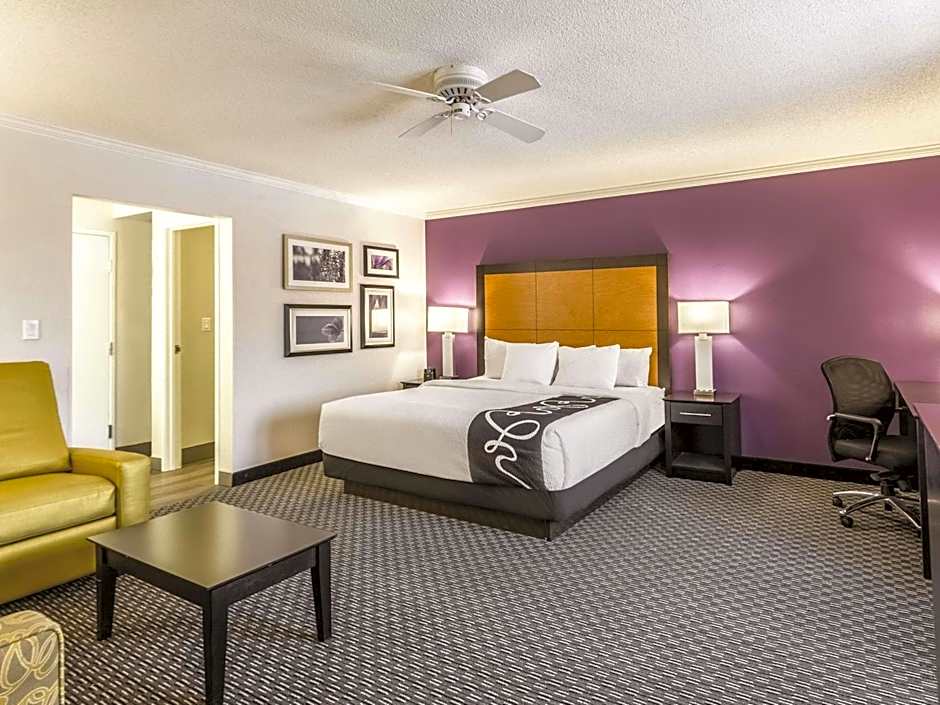 La Quinta Inn & Suites by Wyndham Cleveland - Airport North