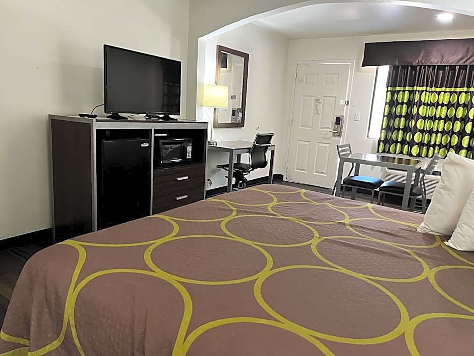 Super 8 by Wyndham Slidell
