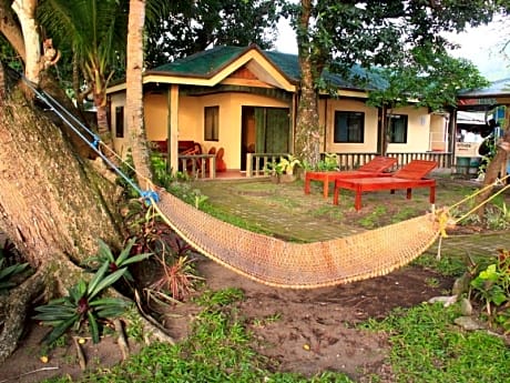RedDoorz @ July's Haven Seaside Pension Camiguin