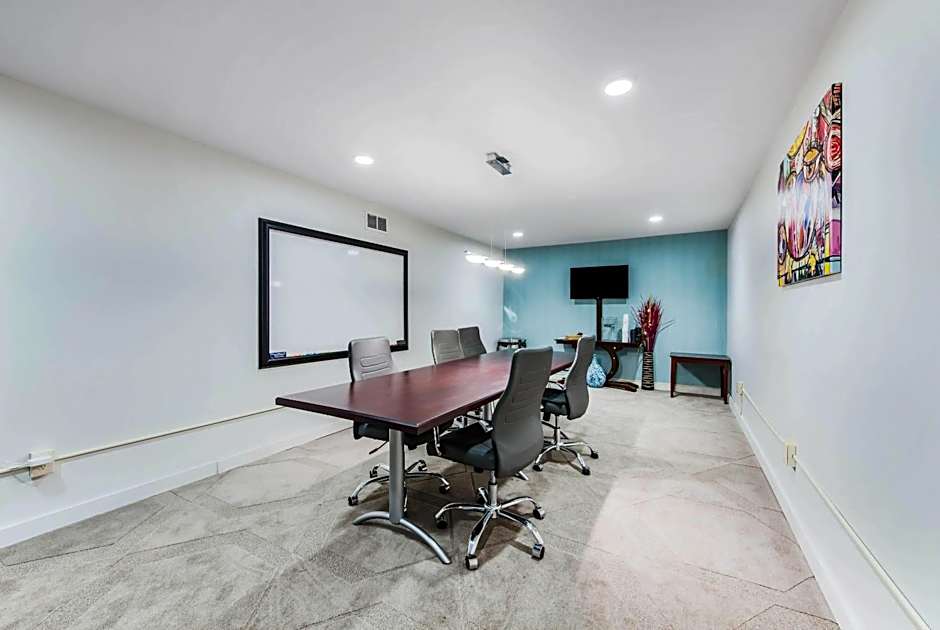 The Blu Hotel Blue Ash Cincinnati, an Ascend Collection Hotel