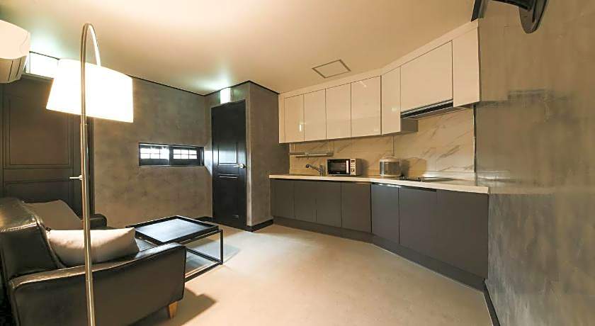 almond hotel Gupo station