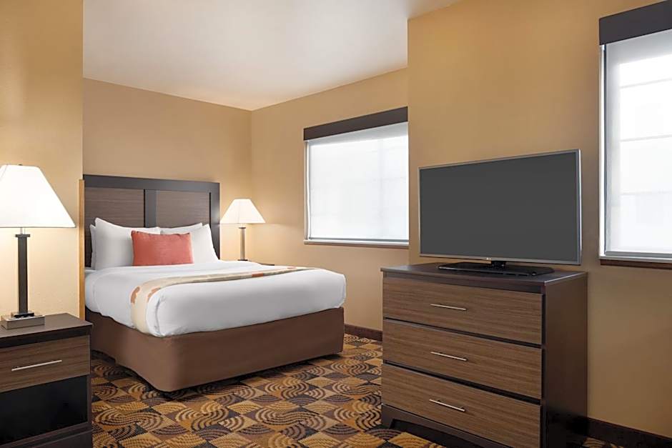 Hawthorn Extended Stay by Wyndham Milwaukee Airport