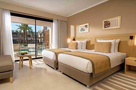 Superior Queen or Twin Beds Swim Up