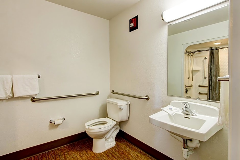 Super 8 by Wyndham Aurora East