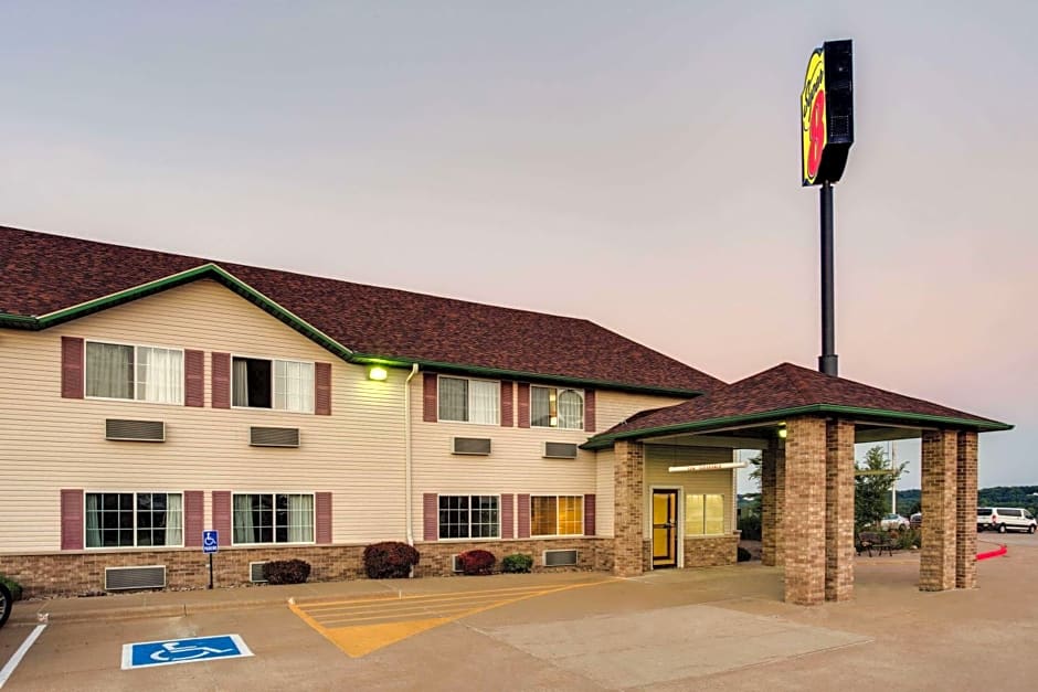 Super 8 by Wyndham Le Claire/Quad Cities