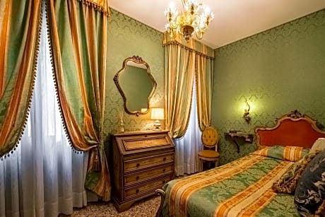 Single Room (1 Twin Bed)