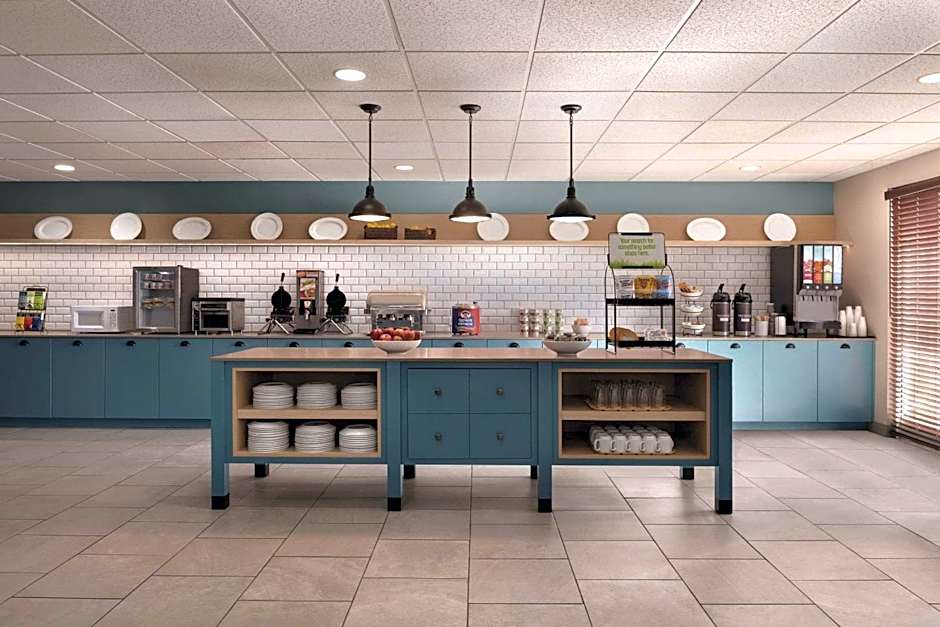 Country Inn & Suites by Radisson, Germantown, WI