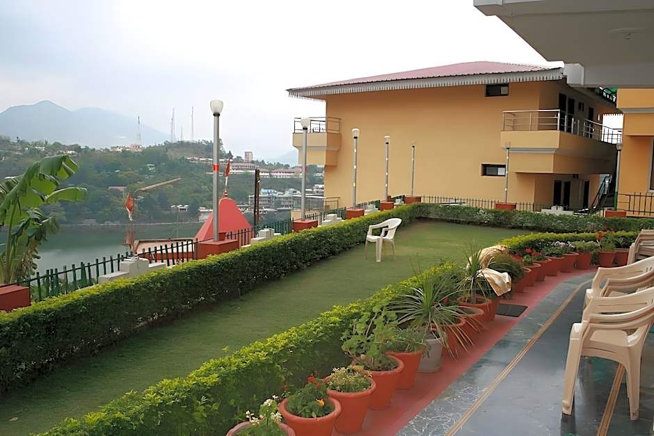 Hotel Lake Inn - A Luxury Lake View Hotel