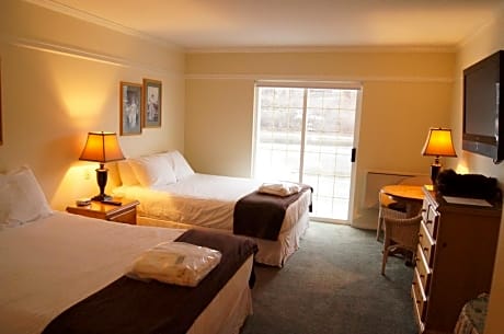 Queen Room - 2 Beds - Mountain View