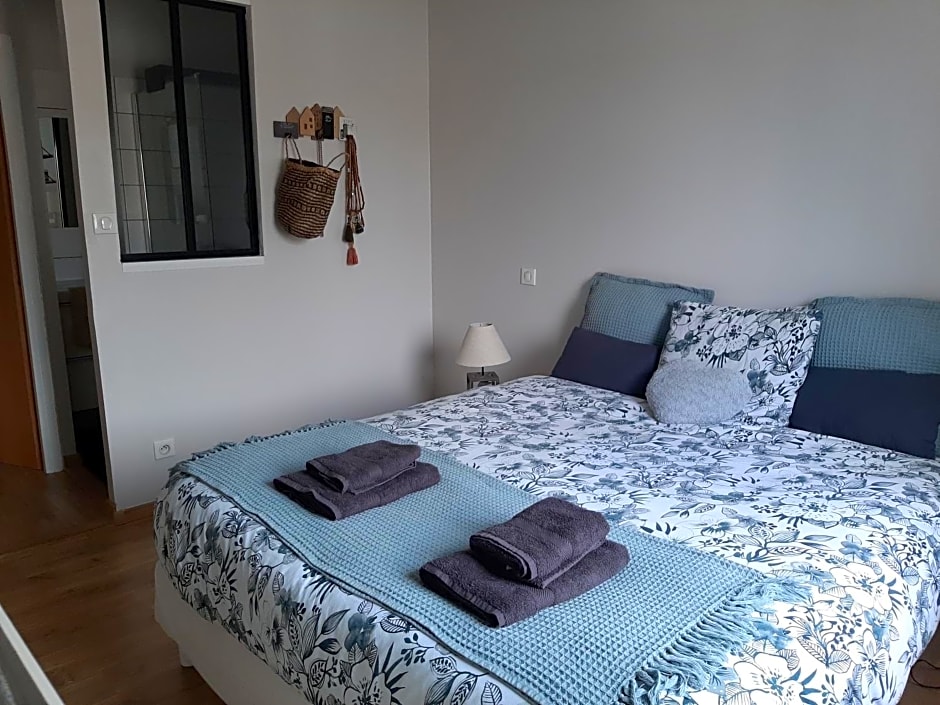 Chambre double dans maison chaleureuse et familiale