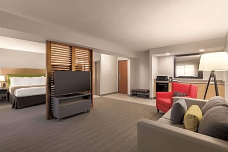 1 King Bed, Suite, Nonsmoking