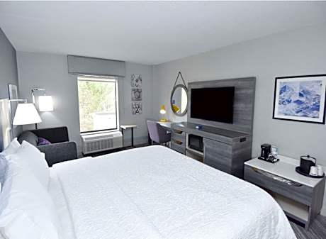 King Study Room - Non-Smoking