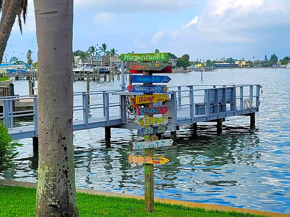 Searenity, Waterside studio in the heart of Treasure Island, walk to beach