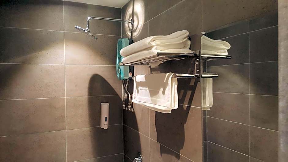 9 Square Hotel - Sri Kembangan