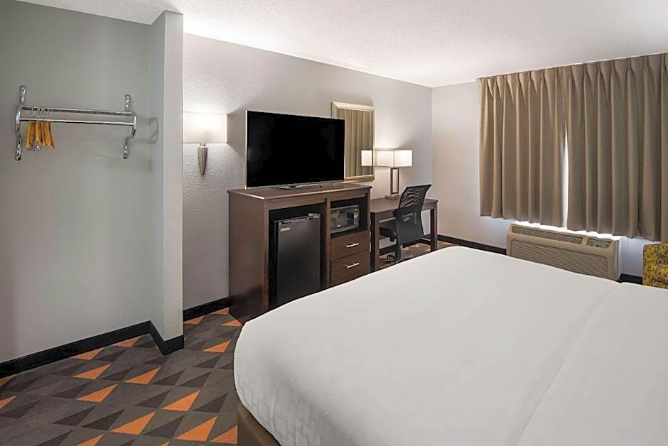 Clarion Pointe Indianapolis Northeast