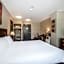 Coast Lonsdale Quay Hotel