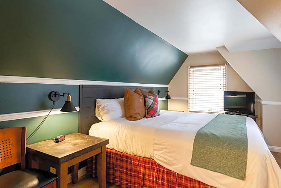 Saddleback Inn at Lake Arrowhead