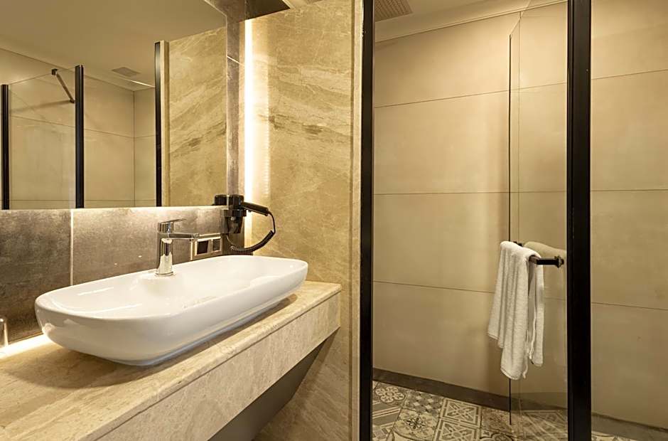 Lilium Hotel & Suites