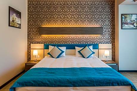 Superior Double Room with Spa Bath and Lake View without Balcony