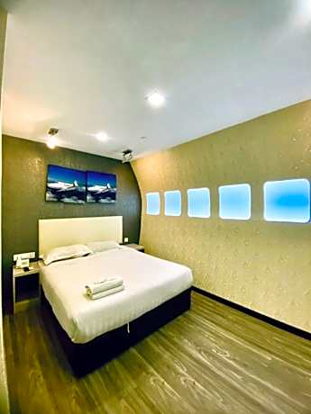 Business Queen Room