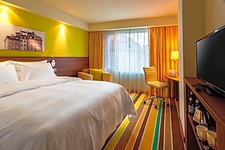 Queen Room with City View - High Floor