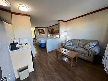 1 King Bed, Mobility Accessible Suite, Roll-In Shower, Non-Smoking