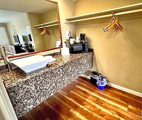 Deluxe Queen Room - Disability Access/Non-Smoking