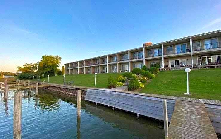 Fleetwood Inn & Suites