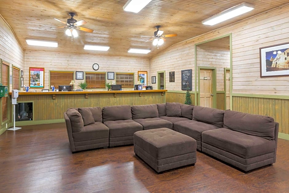 Travelodge Inn & Suites by Wyndham San Antonio Airport