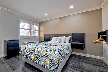 1 Queen Bed | Mobil Acces Tub Nsmk Minifridg